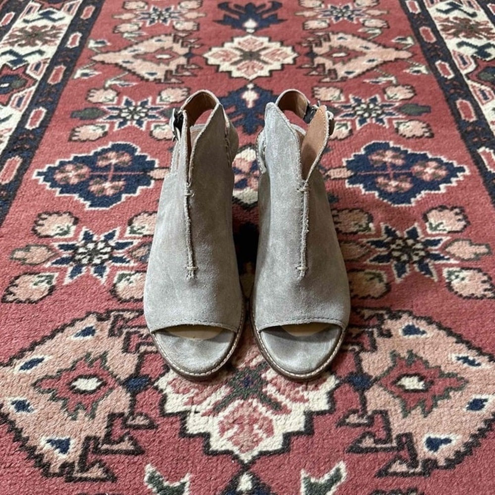 Frye Tan Suede Peep Toe Slingback Buckle Strap Ankle Bootie Heels Size 6 - Picture 11 of 16